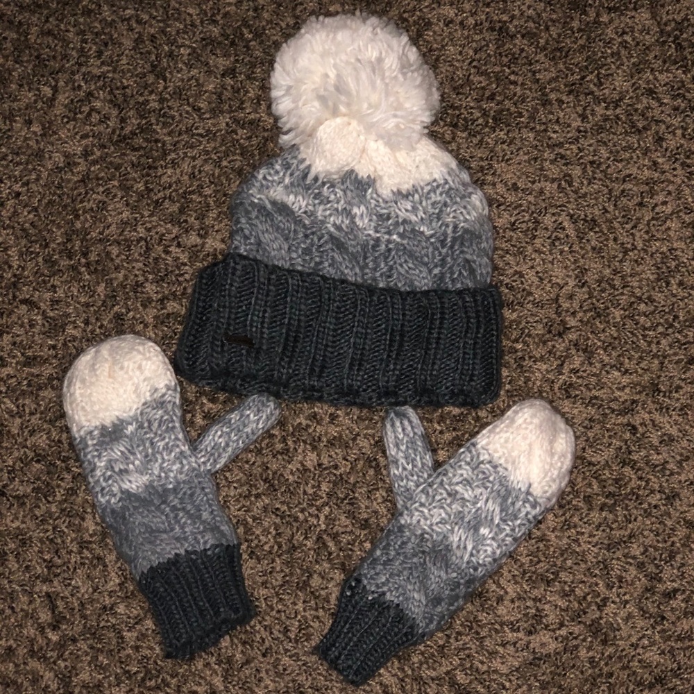 Steve Madden Hat and Mitten set